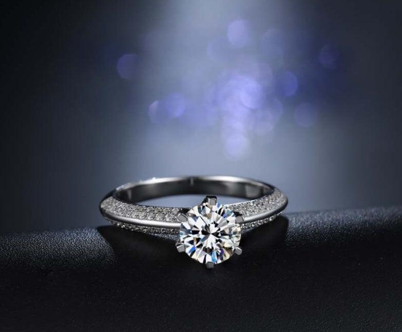 Six-claw paved with diamond luxury ring