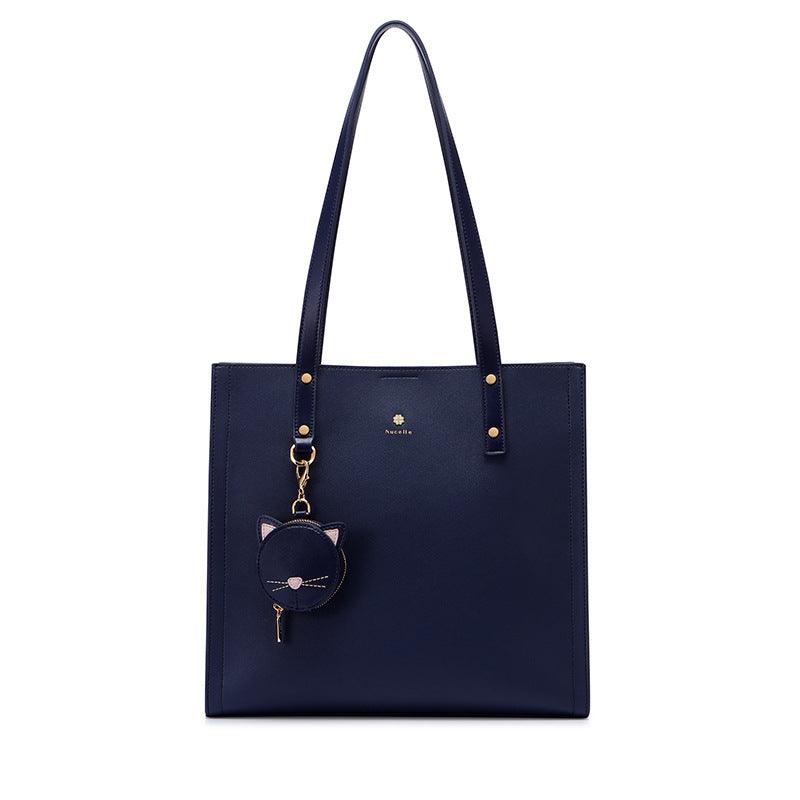 Modische Schultertasche in Dunkelblau mit elegantem Design und Metall-Detail.