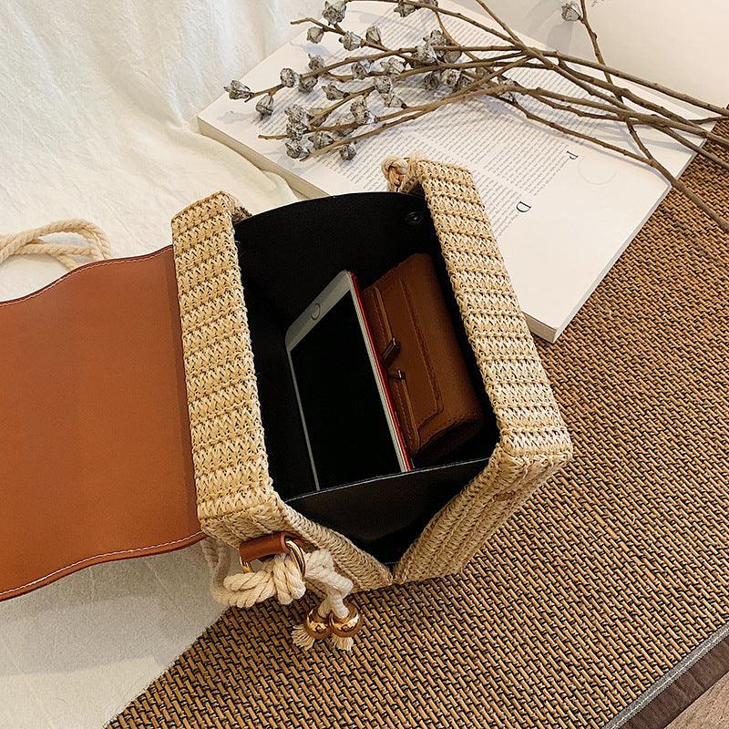 Elegante Rattan Box Handtasche in Gelb, Schwarz und Braun mit verstecktem Innenfach und Magnetverschluss.