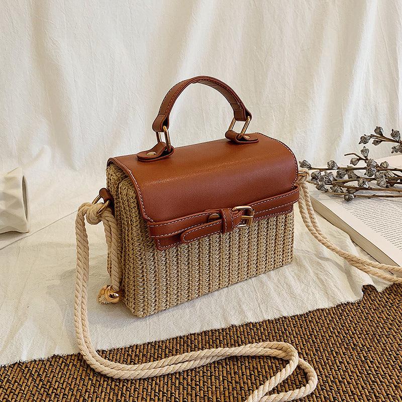 Elegante Rattan Box Handtasche in Gelb, Schwarz und Braun mit verstecktem Innenfach und Magnetverschluss.