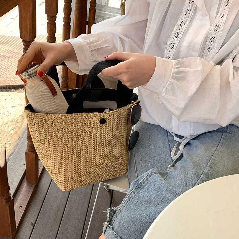 Nachhaltige Rattan-Handtasche aus Stroh in Weiss und Schwarz – stilvoll und umweltfreundlich.