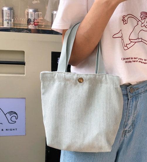 Nachhaltige Mini Tote Bag aus Kord, kompakt und stilvoll, ideal für Alltag und Freizeit.