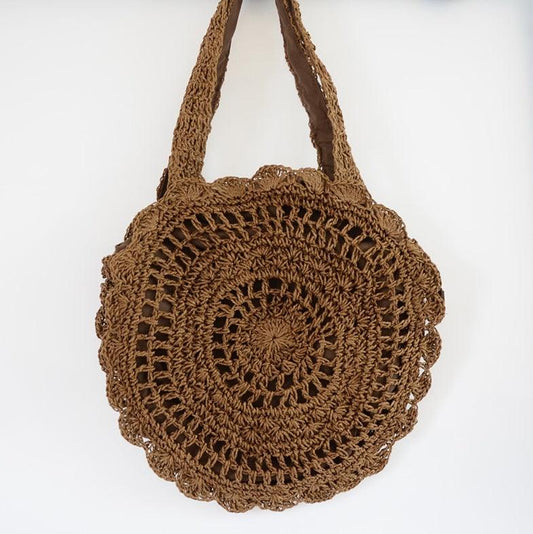 Boho-Strohhandtasche im Vintage-Stil, handgefertigt mit Blumen und Quasten, ideal für den Sommer.