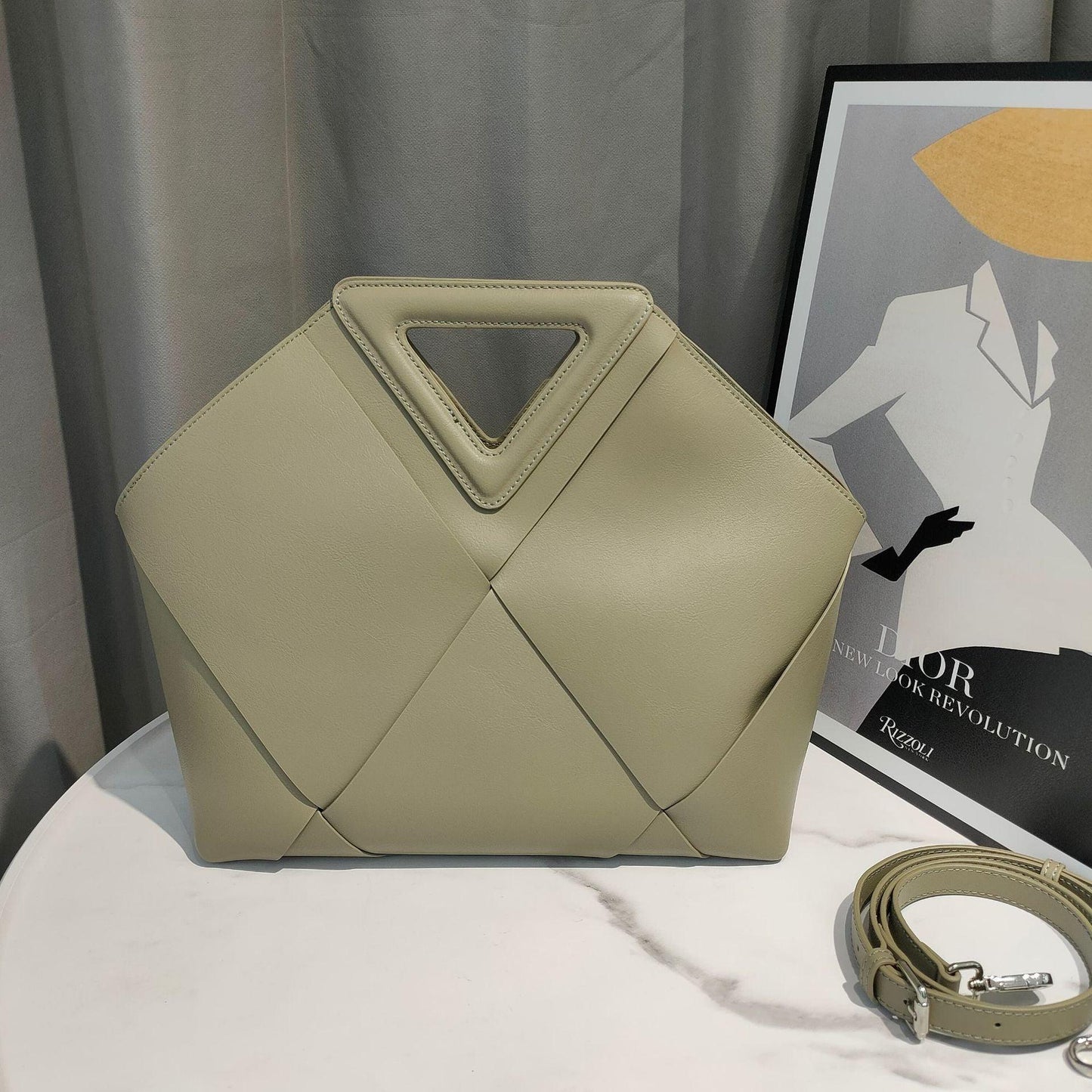 Elegante Ledertasche mit hoher Kapazität in Creme-Aprikose, Beige-Weiss, Hell-Karamell, Schwarz, Grün und Racing-Grün – mit geflochtenen Details