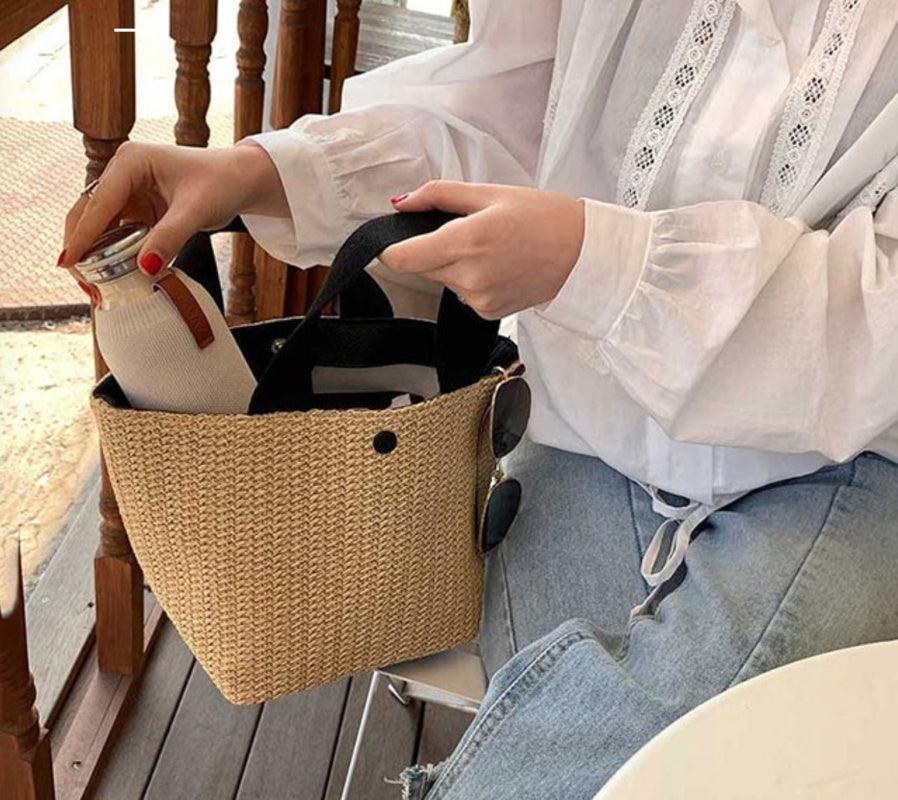 Nachhaltige Rattan-Handtasche aus Stroh in Weiss und Schwarz – stilvoll und umweltfreundlich.