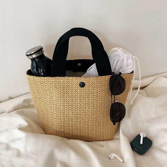 Nachhaltige Rattan-Handtasche aus Stroh in Weiss und Schwarz – stilvoll und umweltfreundlich.