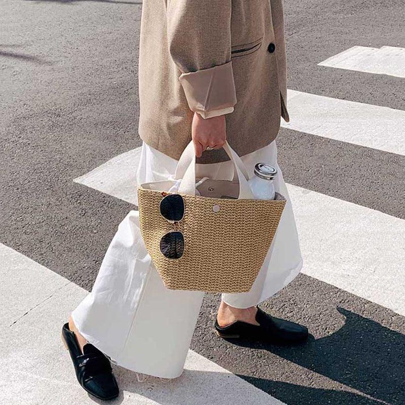 Nachhaltige Rattan-Handtasche aus Stroh in Weiss und Schwarz – stilvoll und umweltfreundlich.