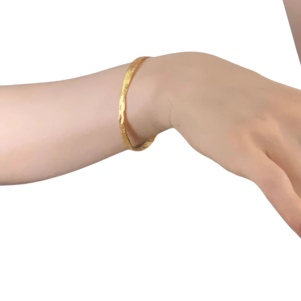 Getragener 925 Silber Armreif – vergoldete Version, strukturierte Optik für einen eleganten Auftritt