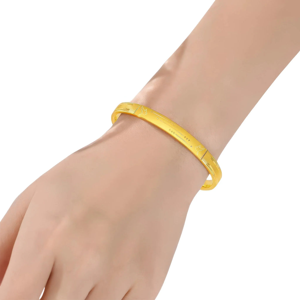 Schrägansicht des 925 Silber Armreifs – feine Gravur als Zeichen für unvergessliche Momente