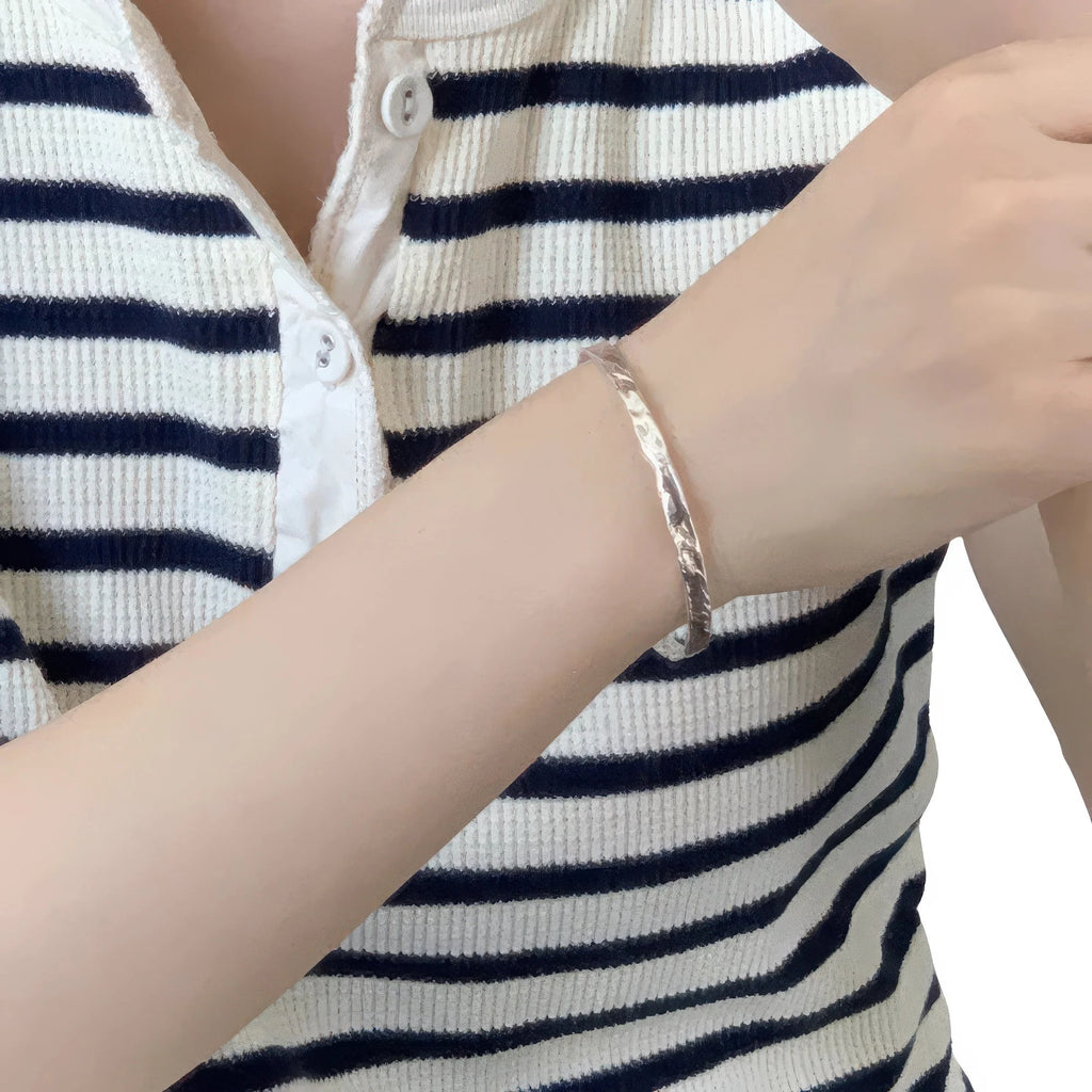 Getragener 925 Silber Armreif – strukturierte Oberfläche, dezente Eleganz für den Alltag