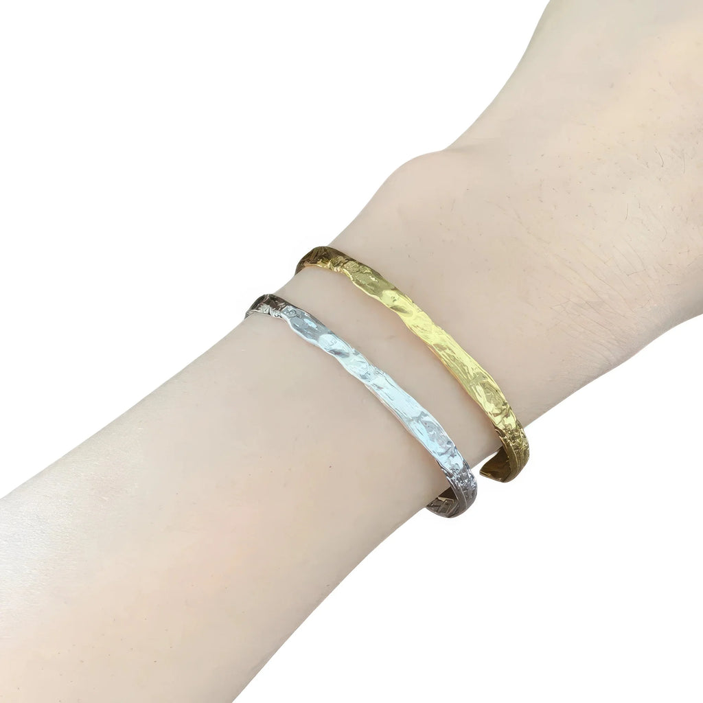 Getragene 925 Silber Armreife – gehämmerte Oberfläche in Silber und Gold, urbaner Stil und moderne Eleganz