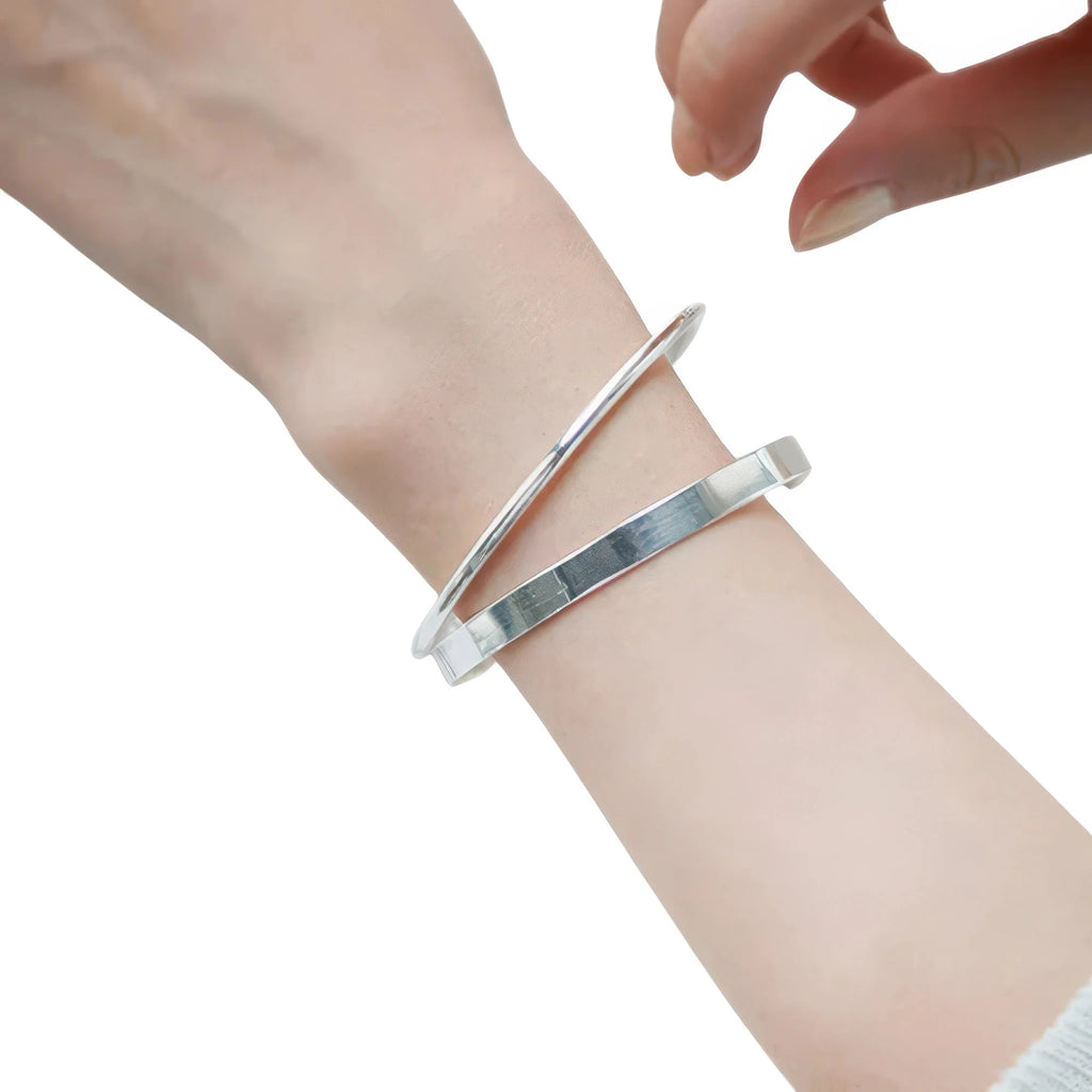 Getragener minimalistischer 925 Silber Armreif – Urbaner Stil und klare Formensprache