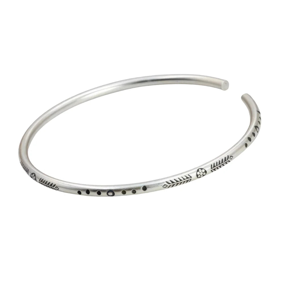 Handgefertigter 925 Silber Armreif – leicht geöffnet, dezente Symbole im Vintage-Design