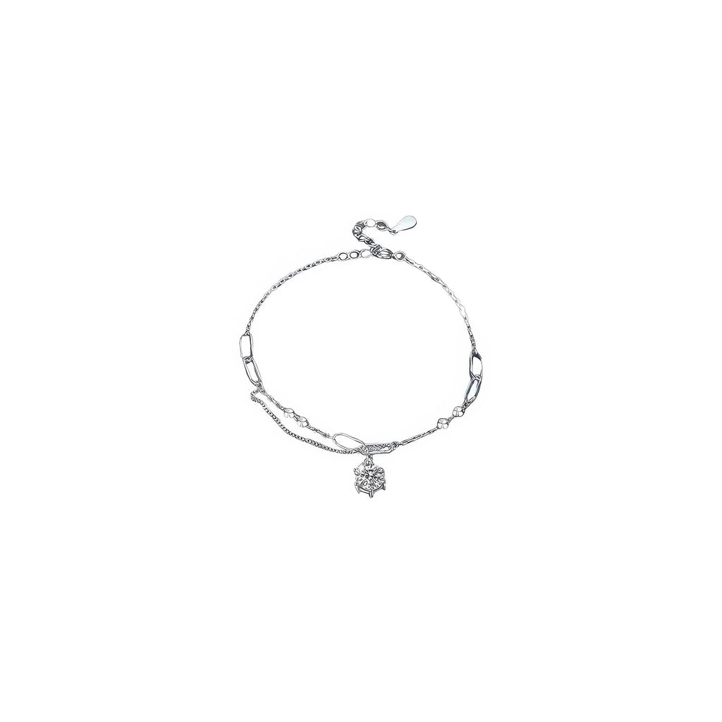 Studioaufnahme mit Fokus auf den Funkelstein – Moissanite oder Carbon im eleganten 925 Silber Design