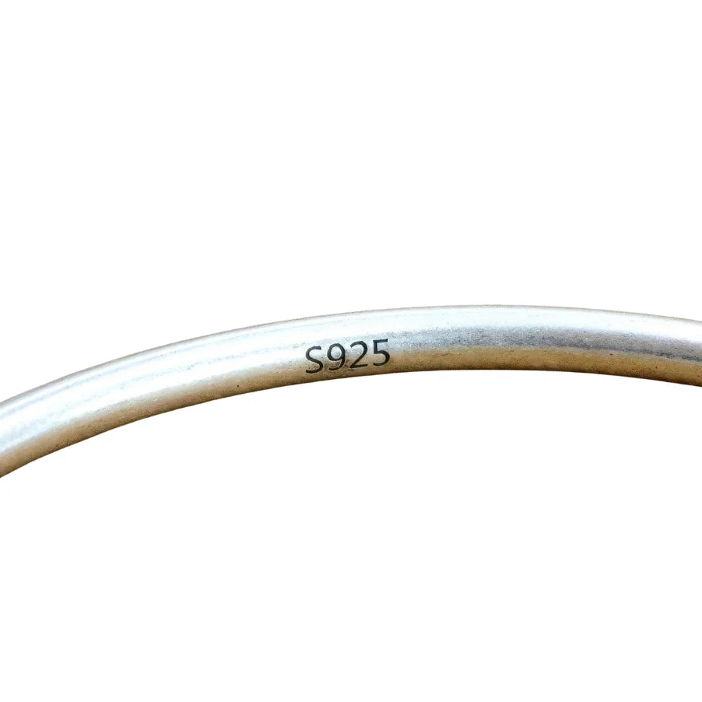 Nahaufnahme der Gravur auf 925 Silber – individueller Schmuck im klassischen Stil