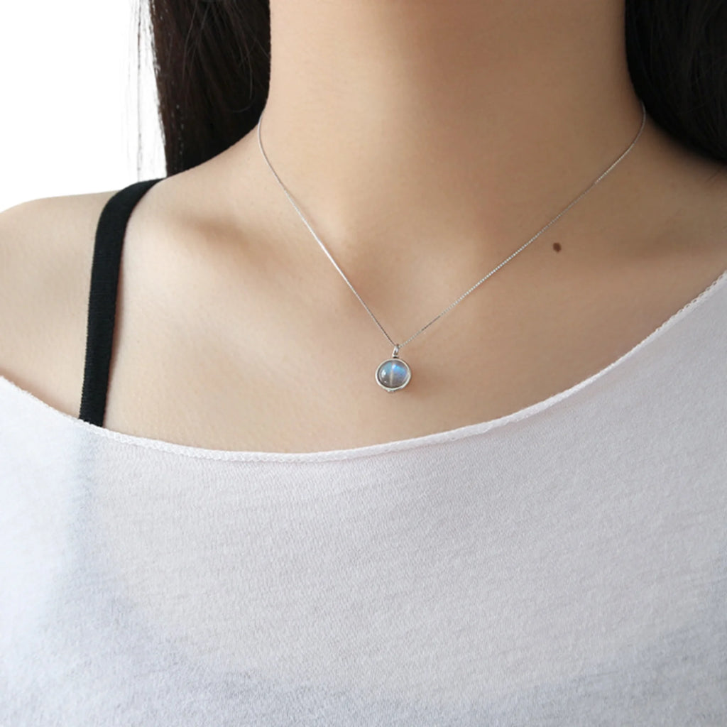 Silberkette mit echtem Lichtstein – rund gefasst, fein schimmernd, natürlich