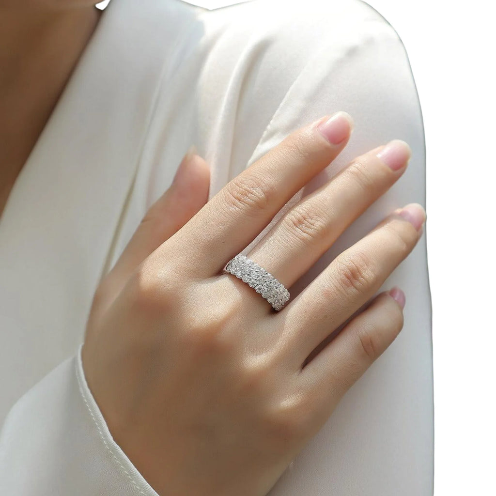 Silberring mit feinem Funkelaufbau – massiv, präzise, glänzend