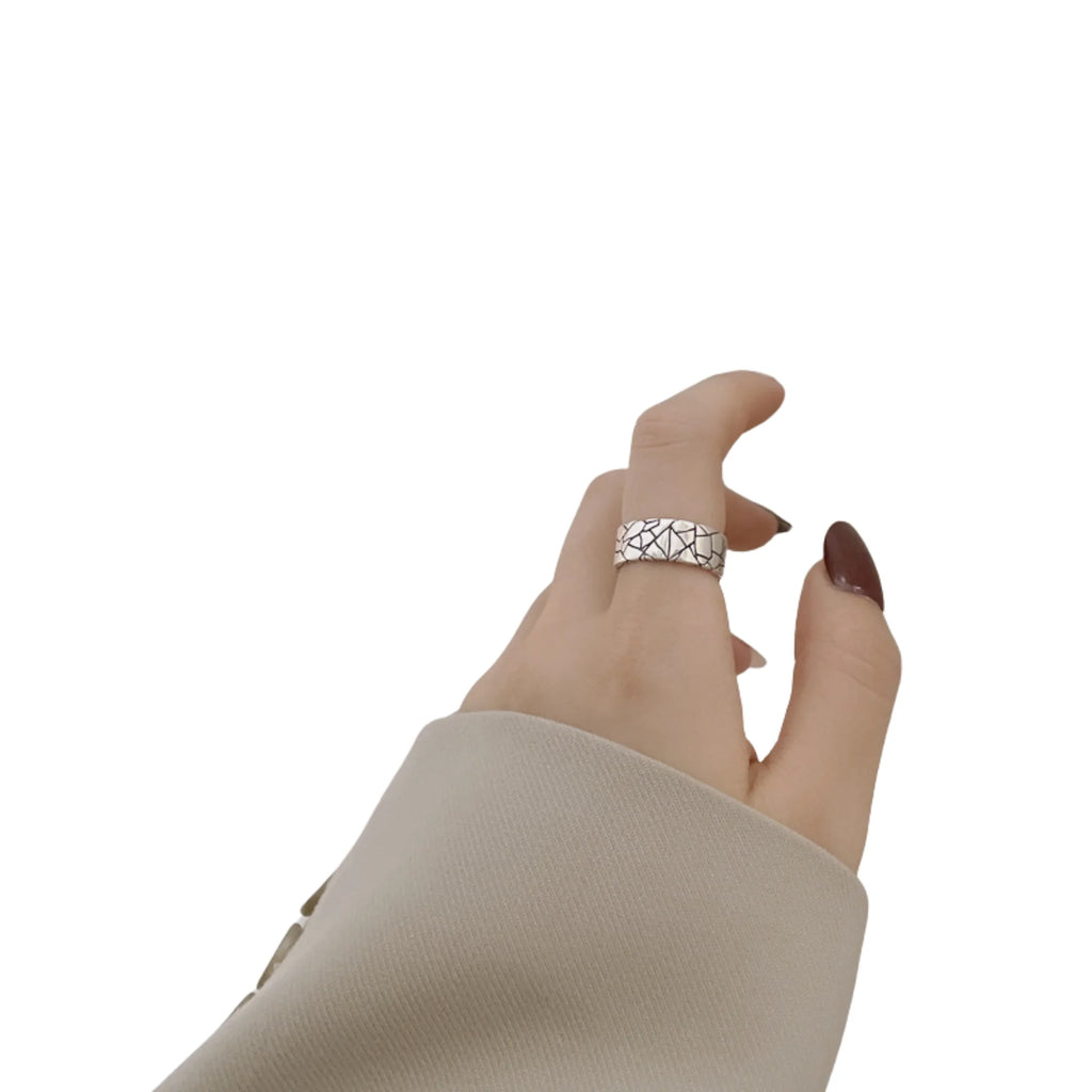 Offener Ring aus 925 Silber mit gesprungener Oberfläche – mattiert und grössenverstellbar