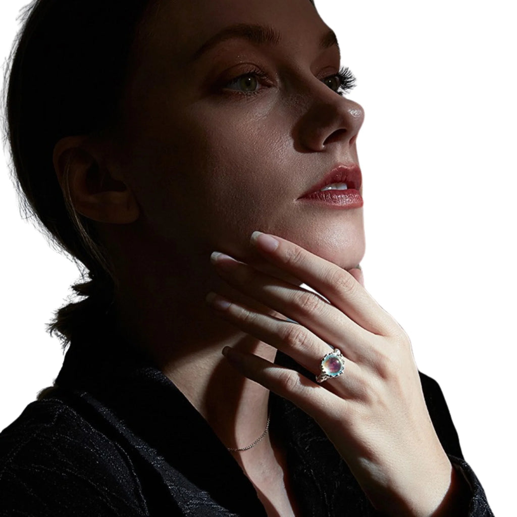 Silberring mit rundem Mondstein – schimmernd, ruhig und reduziert im Design