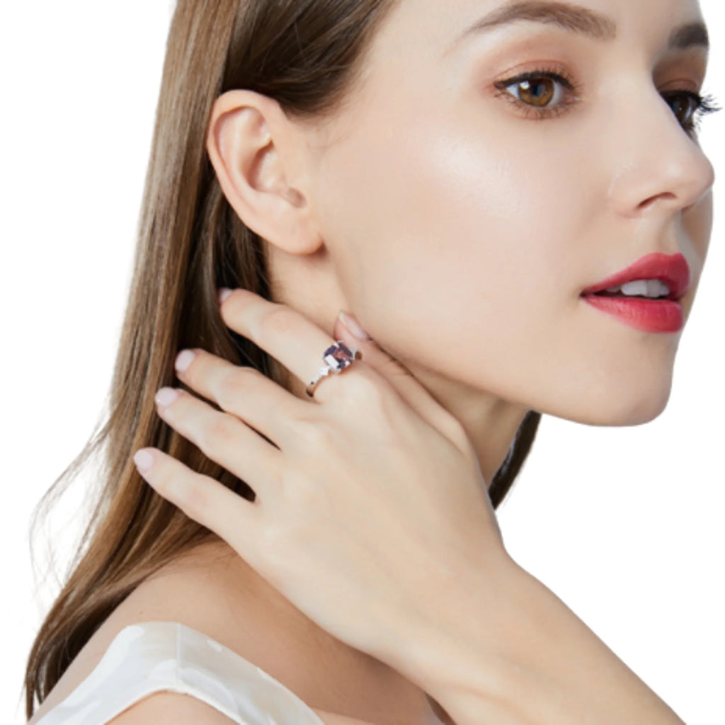 Ring aus 925 Silber mit farbigem Morganit und hellem Zirkonia in symmetrischem Aufbau