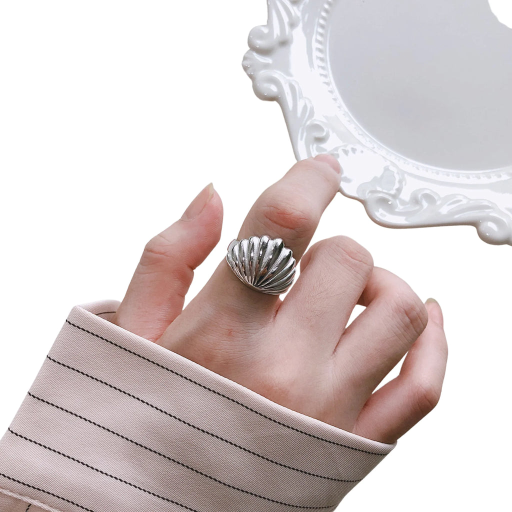 Silberring mit gewölbter Oberfläche und feiner Form – glatt und kompakt