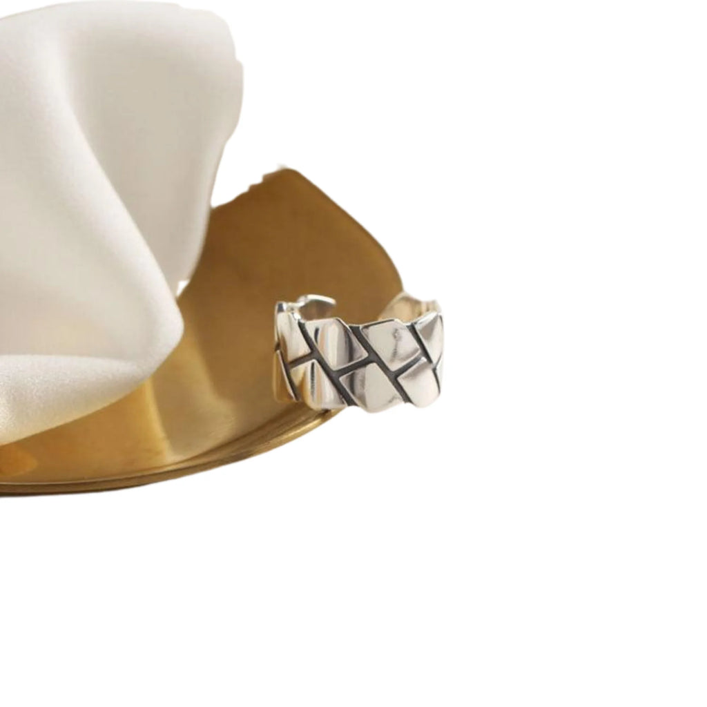 Silberring mit ruhiger Form und matter Oberfläche – strukturiert und modern