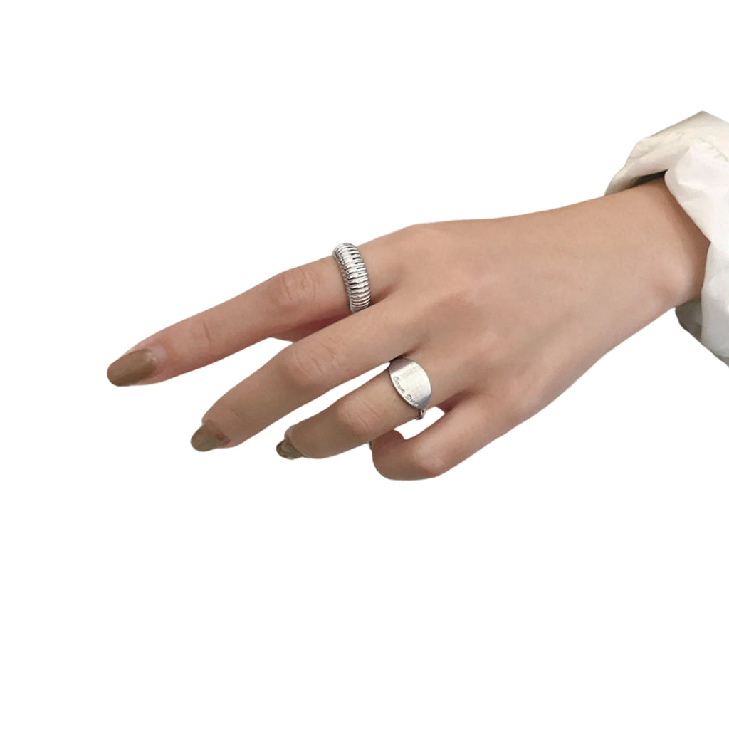 Offener Ring aus Silber mit gerillter Oberfläche – erhältlich in zwei Farbvarianten