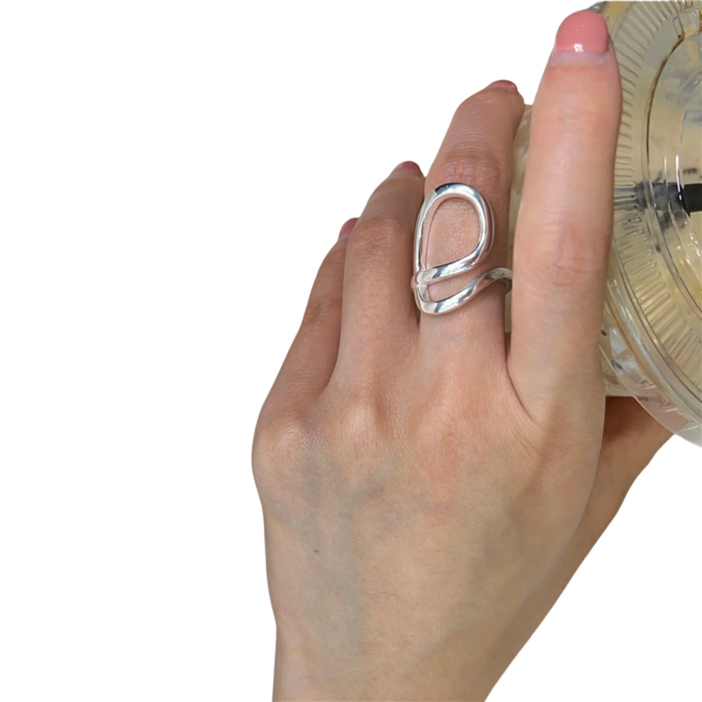 Silberring mit gewickelter Form aus massivem Silber – schlicht und verstellbar