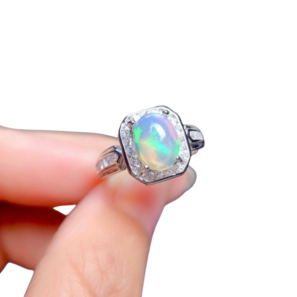 Silberring mit natürlichem Opal in glatter, offener Ringschiene – modern und edel