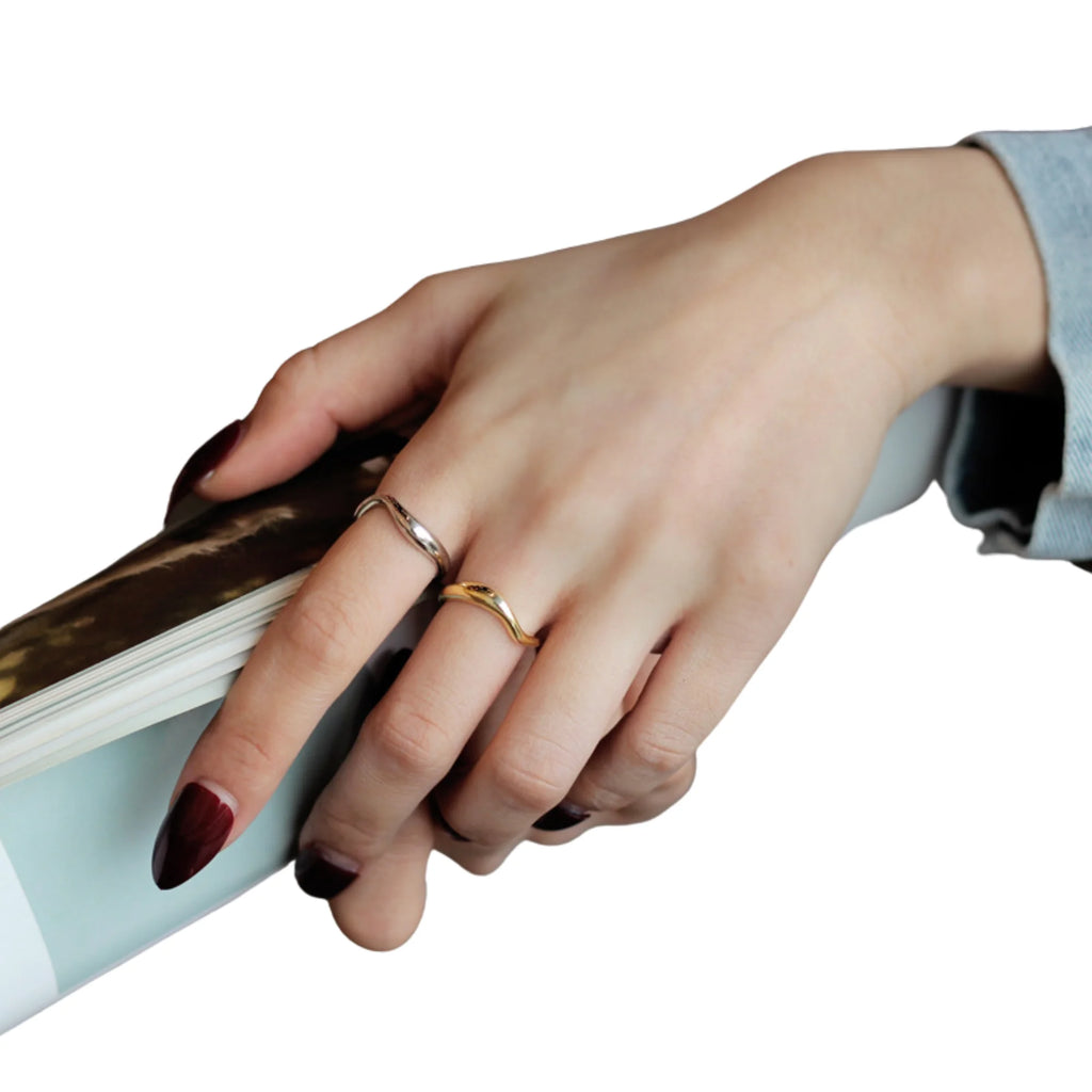 Silberring mit gewellter Linienführung und verstellbarem Aufbau – in zwei Farbvarianten erhältlich