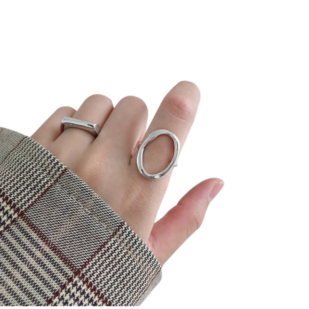 Offener Ring aus Silber mit ovaler Öffnung – verstellbar und glänzend