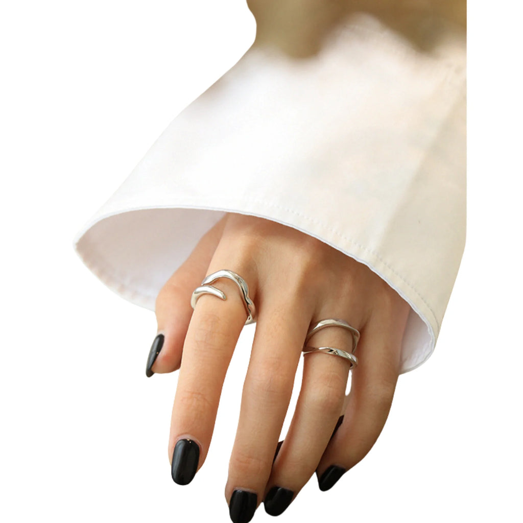 Offener Silberring mit doppelt verlaufendem Strang – modern und schlicht