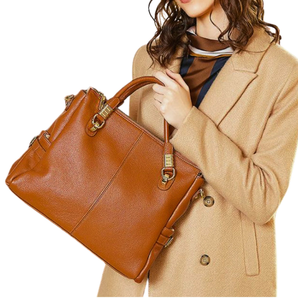 Karamellfarbene Rindsledertasche mit goldener Hardware, elegant getragen am Arm