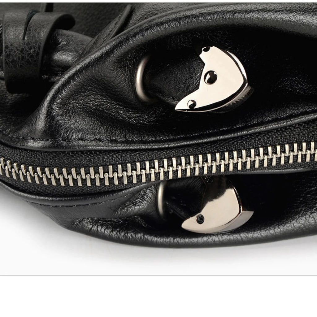 Seitliche Ansicht der cognacfarbenen Tasche mit klarer Struktur und Doppelhenkel