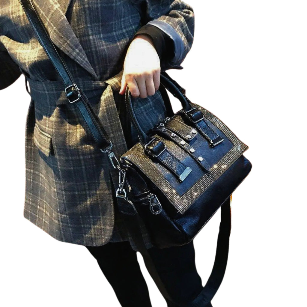 Strassbesetzte Lederhandtasche in Schwarz mit Crossbody-Riemen und Strukturgriffen