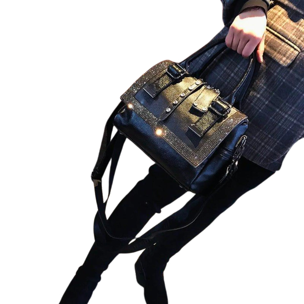 Schwarze Tasche mit silbernem Strassdekor, Gurtschnallen und Strukturform