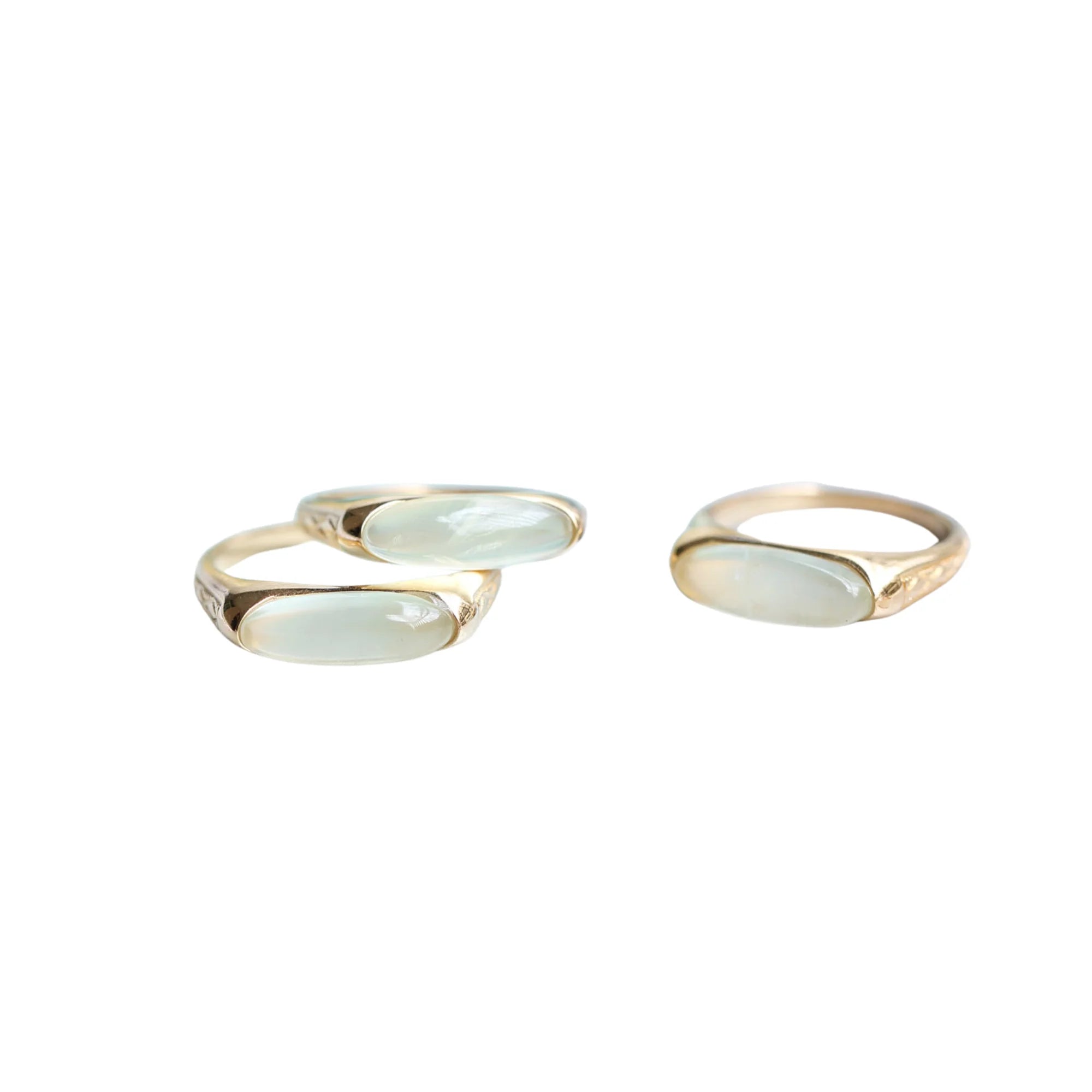 Runder Ring mit sanft erhobenen Elementen – matt schimmernd und elegant