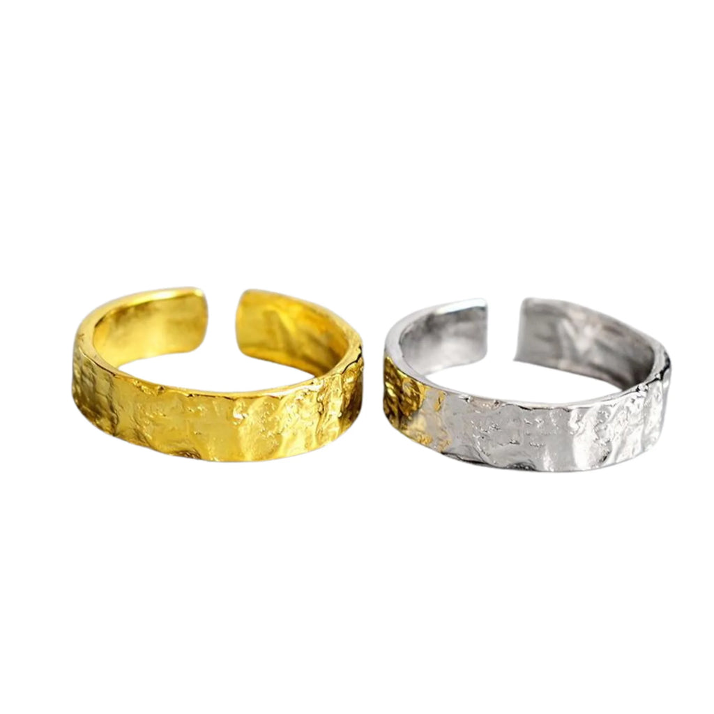 Strukturierter Silberring mit sichtbarer Prägung – offen designt