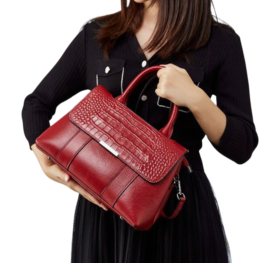 Weinrote Kelly-Bag aus Echtleder mit Kroko-Klappe, stilvoll kombiniert im Office-Look