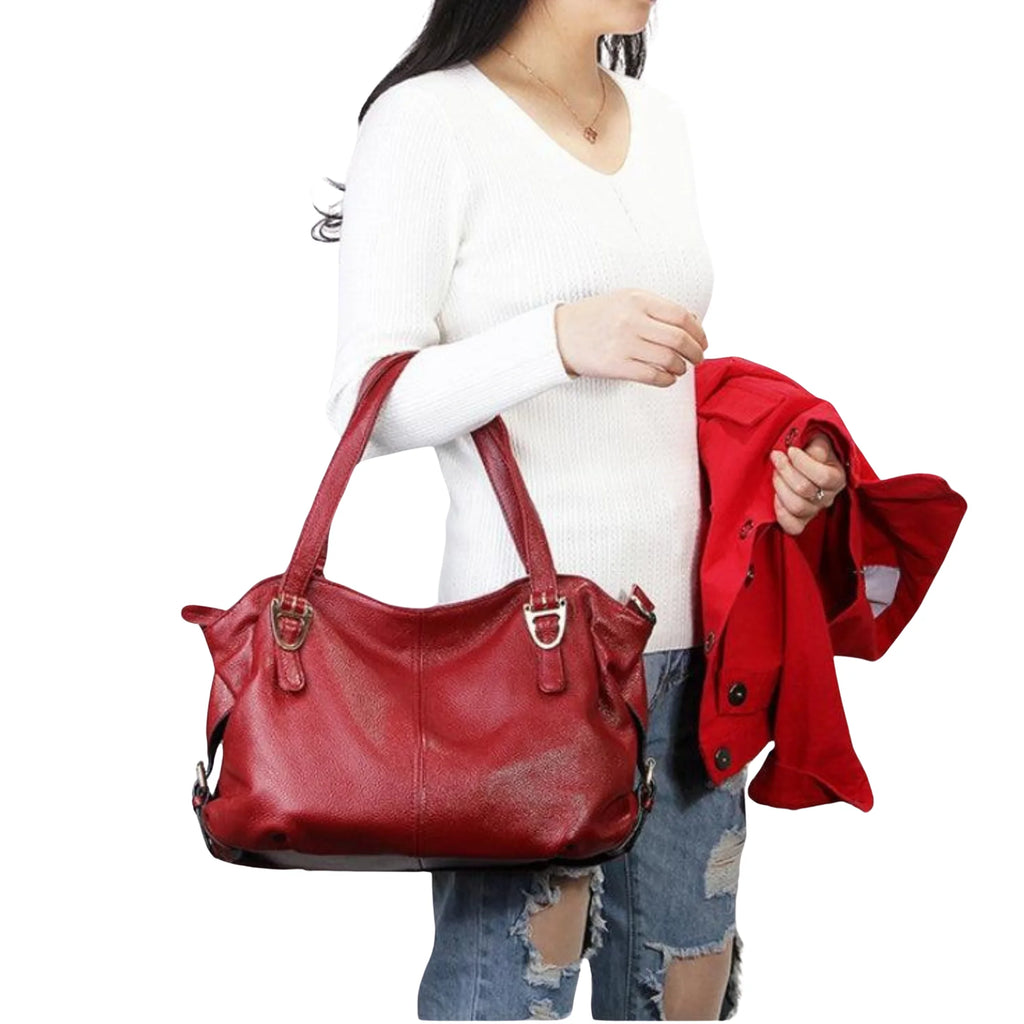 Damenhandtasche in Weinrot mit Metallakzenten, weich und stilvoll kombiniert