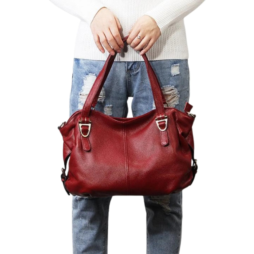 Weinrote Halbmondtasche aus Echtleder mit Doppelriemen, getragen mit Casual-Look