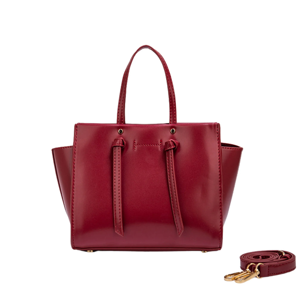 Tiefrote Tasche mit glatter Oberfläche, femininer Form und goldenen Details