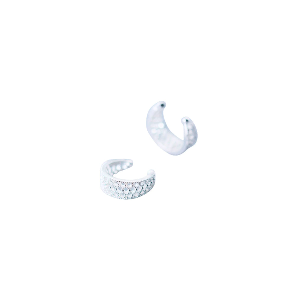 Curved Ear Cuff 925 Silber – Trageansicht am Ohr, ohne Piercing