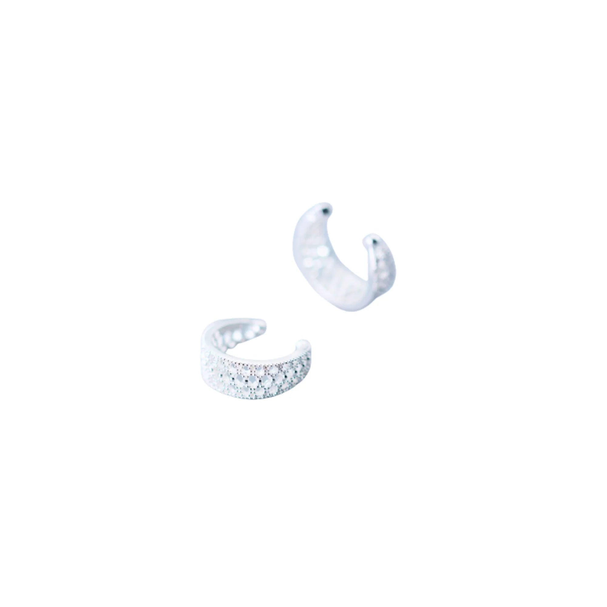 Curved Ear Cuff 925 Silber – Trageansicht am Ohr, ohne Piercing