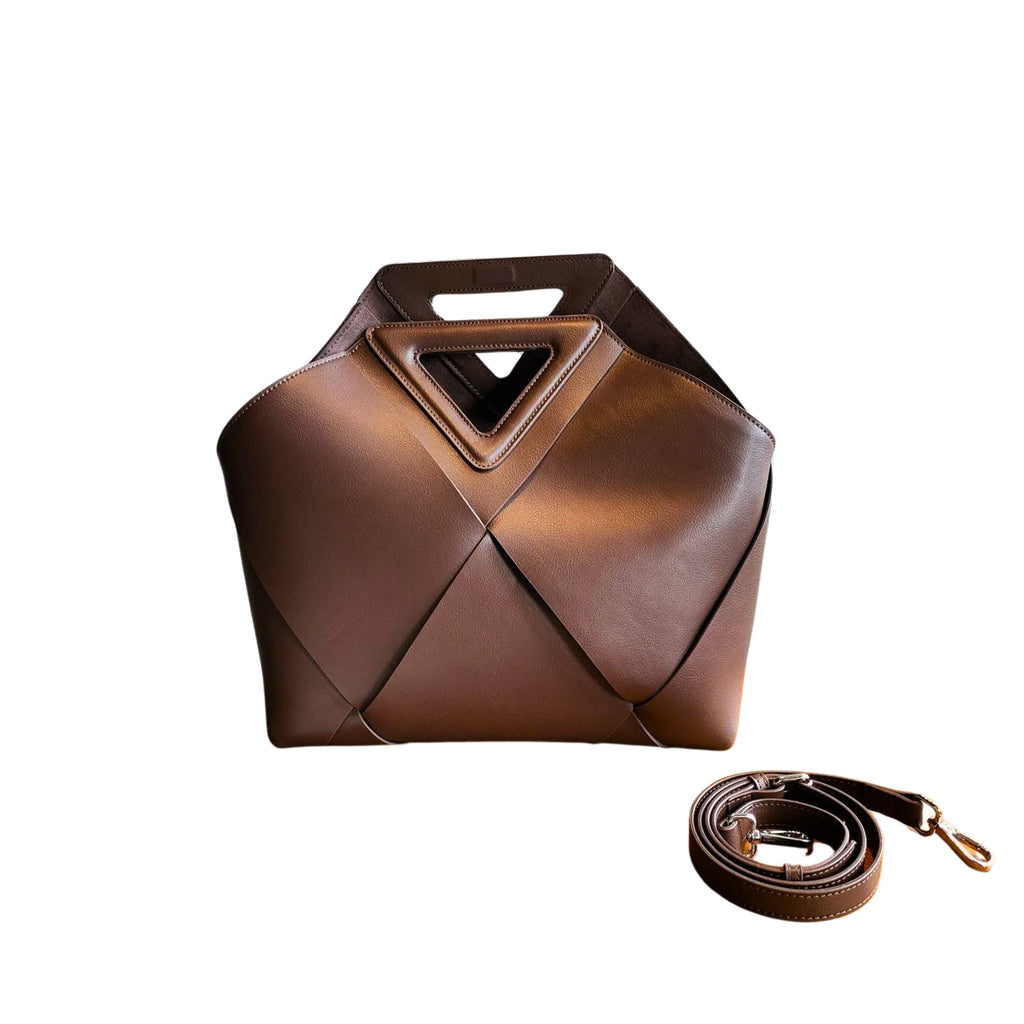 Dunkelbraune Tasche mit Rautenmuster und klarer Linienführung – ohne Logo, mit Struktur