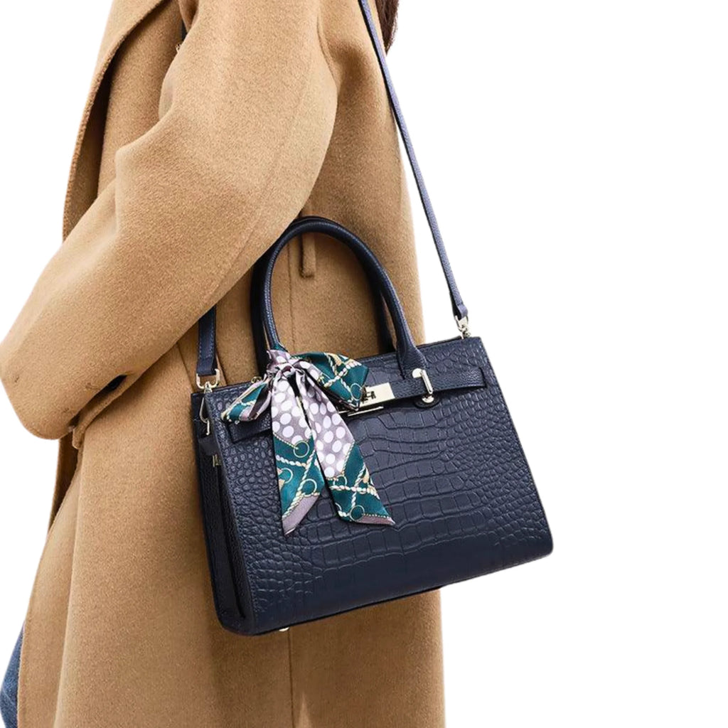 Dunkelblaue Croco-Handtasche mit Tuch und Schulterriemen, getragen über Mantel