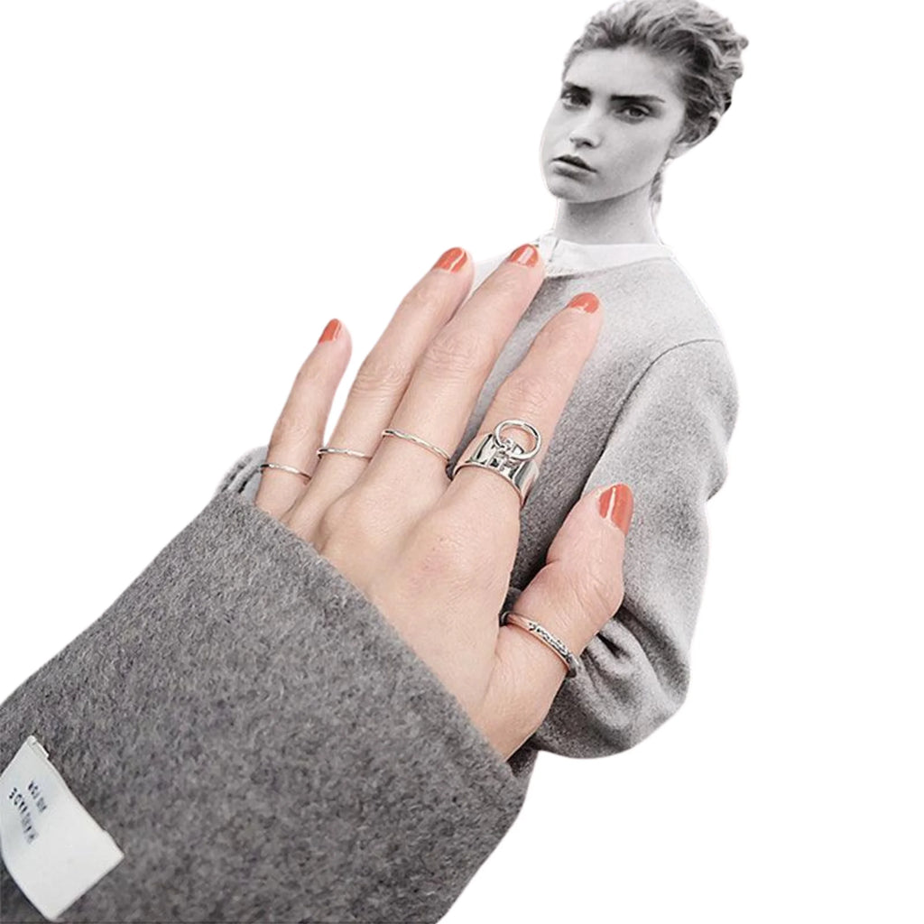 Offener Silberring mit rundem Anhänger – minimalistisch und modern