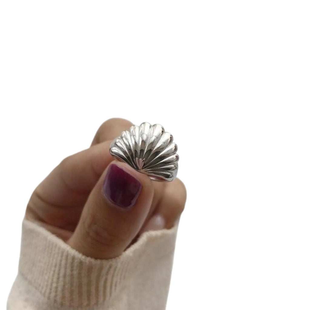 Schimmernder Silberring mit ruhiger Linienstruktur – elegant und modern