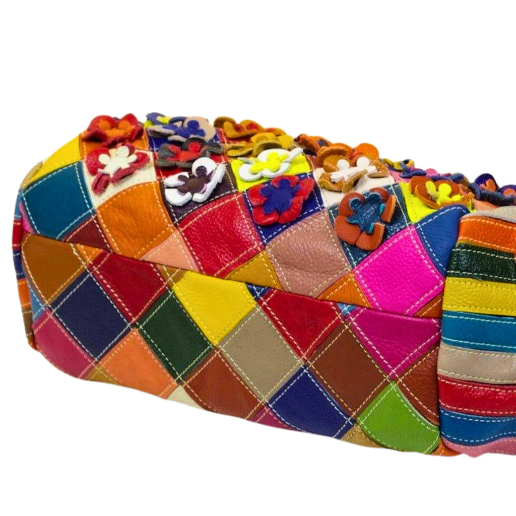 Mehrfarbiger Taschenboden mit handgesetztem Karomuster und sichtbarer Nahtstruktur