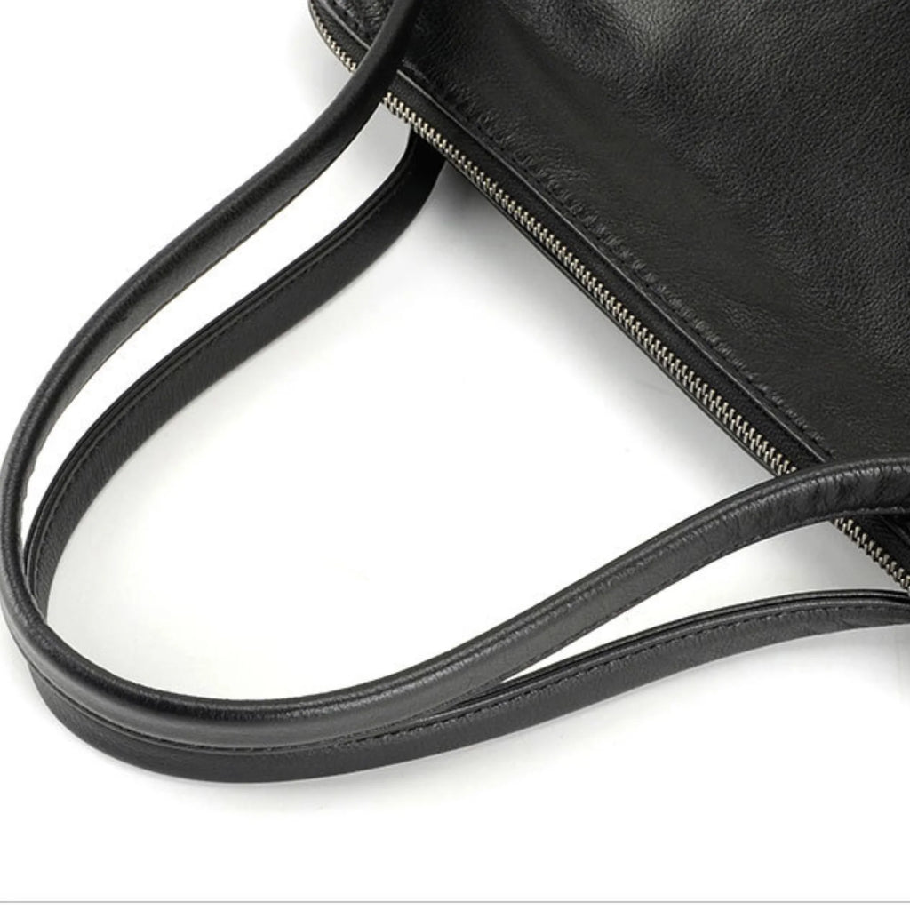 Hochwertiger, abnehmbarer Gurt mit Karabinerhaken und Lederöse an der Tasche